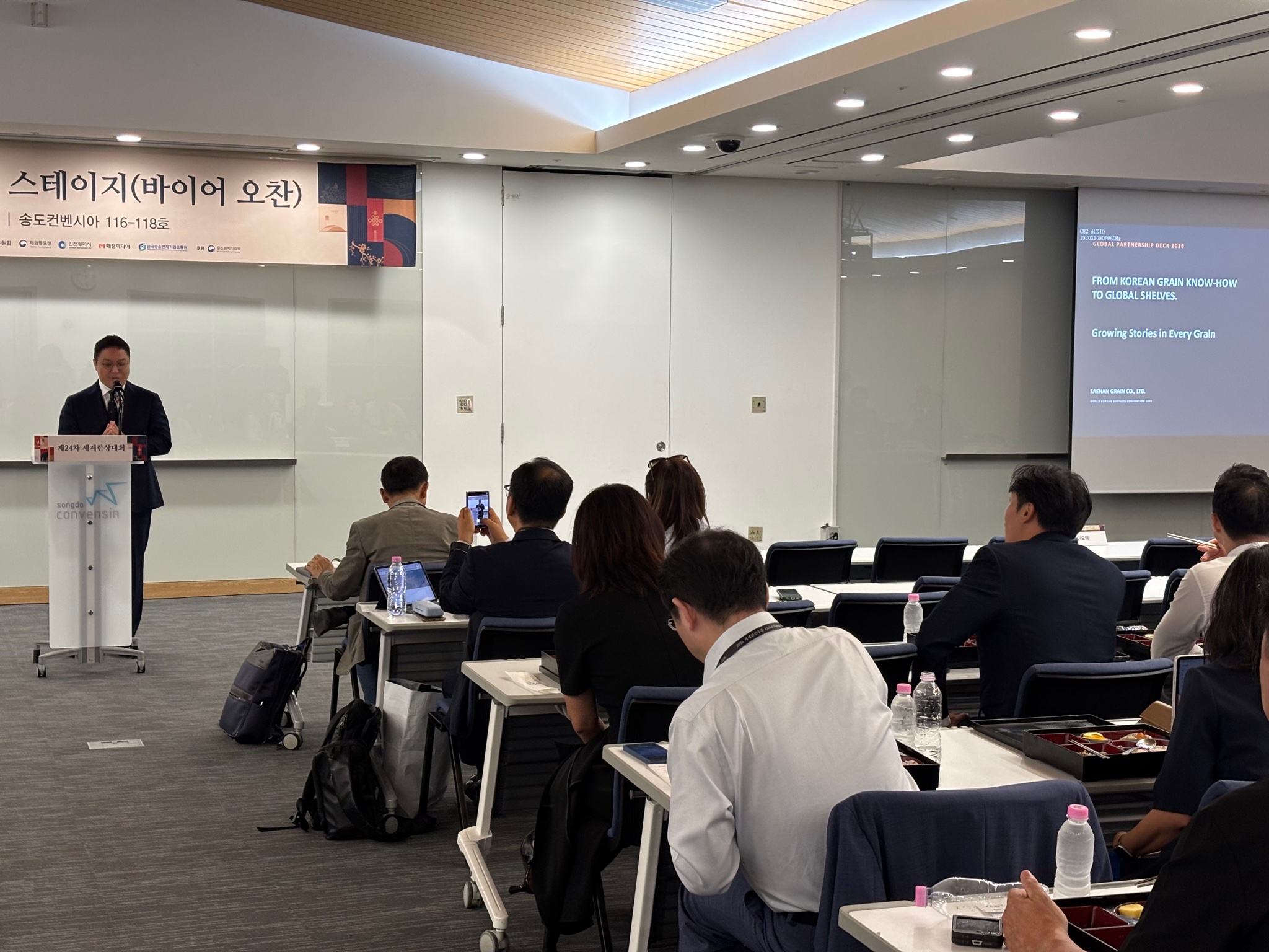 이충길 새한그레인 대표가 K-이니셔티브 IR 스테이지에서 곡물 소재 기반 푸드테크와 제품개발·제조 역량을 소개하고 있다
